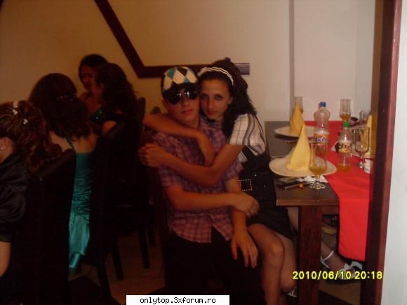 ce iesit din comun au vampiri?am un prieten care la 12 noaptea  ii licaresc ochii in rosu !ajutatima